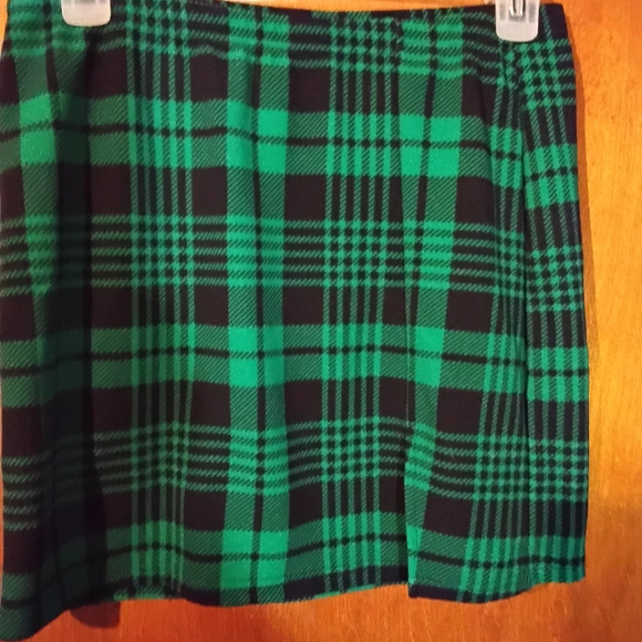 SHEIN Green and Black Plaid Mini Skirt - Picture 4 of 4